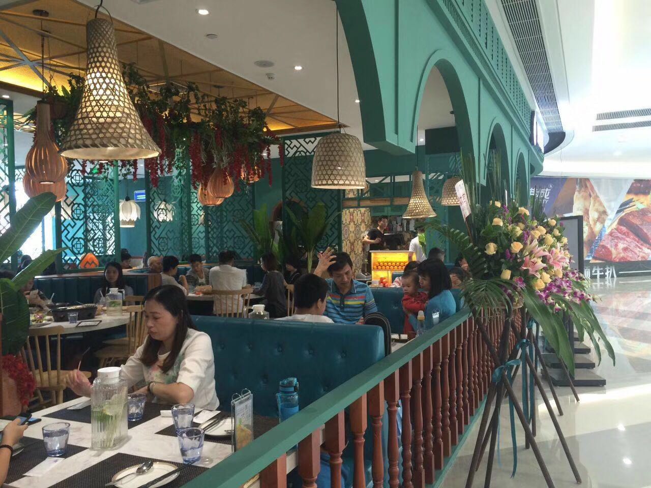 越南料理店卡座沙发桌椅由达芬家具厂标准化定制。