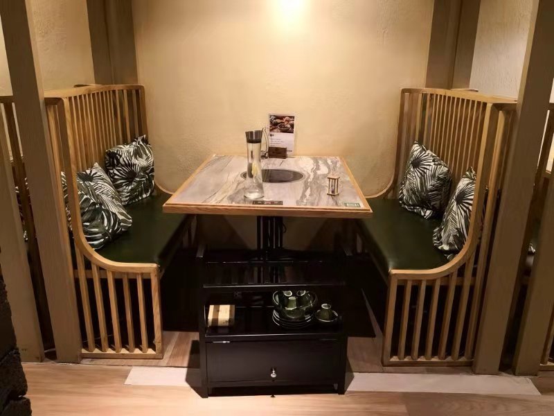 椰林四季椰子鸡餐厅桌椅，椰子鸡餐厅卡座沙发，椰子鸡沙发桌椅达芬家具定制。